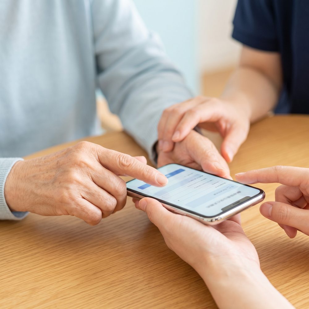 スマートフォンで申込手続きをする様子